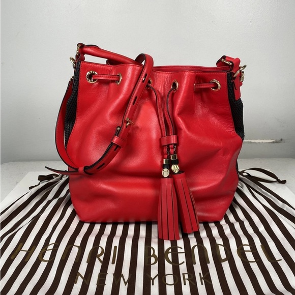 henri bendel Handbags - HENRI BENDEL Two Way Leather Bucket Bag - EUC